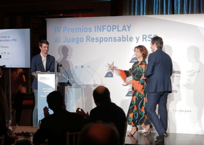Javier Berasategui de Naipes Fournier recibe el Premio a la Empresa más destacada en la promoción de la cultura entregado por el politólogo Pablo Simón junto a nuestra directora Jacqueline Mecinas