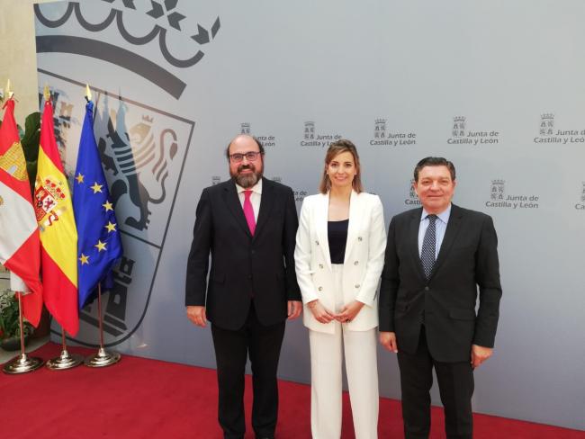 En el centro, la nueva directora general de Relaciones Institucionales, Irene Muñoz Vicente, junto con el Director de los Servicios Jurídicos, Luis Miguel González Gago, y el nuevo director general de Transparencia y Buen Gobierno, Máximo López Vilaboa