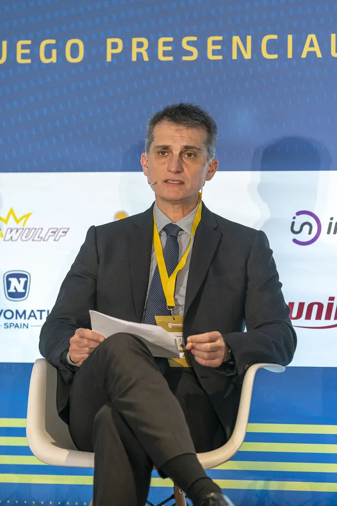 Carlos Toledo (APEMARTE) durante su participación en el V OPEN FORUM “Debemos de trabajar entre todos en cuidar esa esencia, ser diferentes en lo que realmente somos diferentes, en la presencialidad de nuestro cliente”