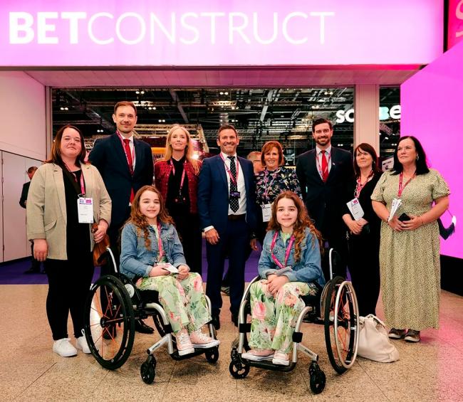  Clarion presenta sillas de ruedas de la organización benéfica CHIPS en ICE London