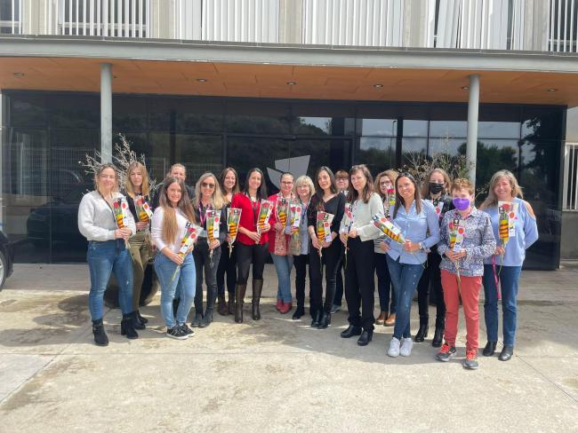 Grupo Valisa regala rosas al personal de las asociaciones AVAN, ADER y AFCISQUIM por el día de Sant Jordi (Fotos)