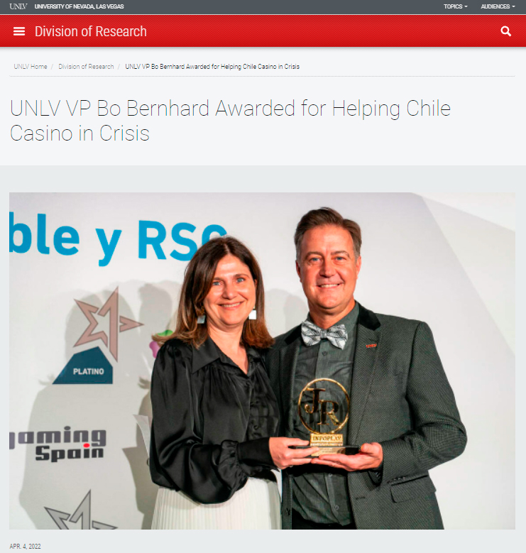La Universidad de Nevada- Las Vegas recoge la entrega del Premio INFOPLAY como Embajador del Juego Responsable a Bo Bernhard de manos de Susana Pastor