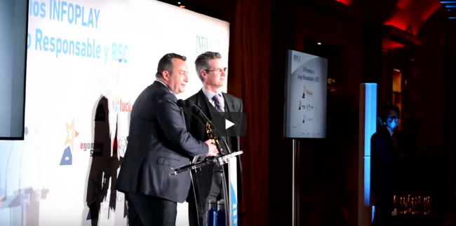 Alex Fierek (ARISTOCRAT) al recibir el Premio a la Empresa más comprometida con la sostenibilidad entregado por Santiago Asensi “Primero las personas”