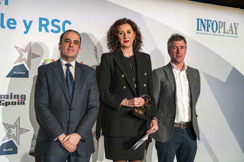  VÍDEO 
Cristina García recibe el Premio Innovación por el Juego Responsable del Proyecto FES entregado por Germán Gusano y Eñaut Ruiz Luisa
