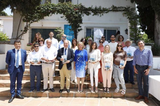 Ángeles Muñoz, (alcaldesa de Marbella) y Cristóbal Garre (delegado de Nueva Andalucía) junto a los representantes de las empresas que reciben el premio