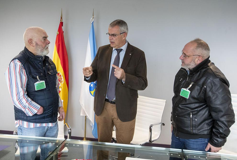 El director general de Emergencias e Interior, Santiago Villanueva junto a representantes de la Asociación Gallega de Ludópatas en Rehabilitación (AGALURE) y de la Asociación Gallega de Jugadores Anónimos (AGAJA)