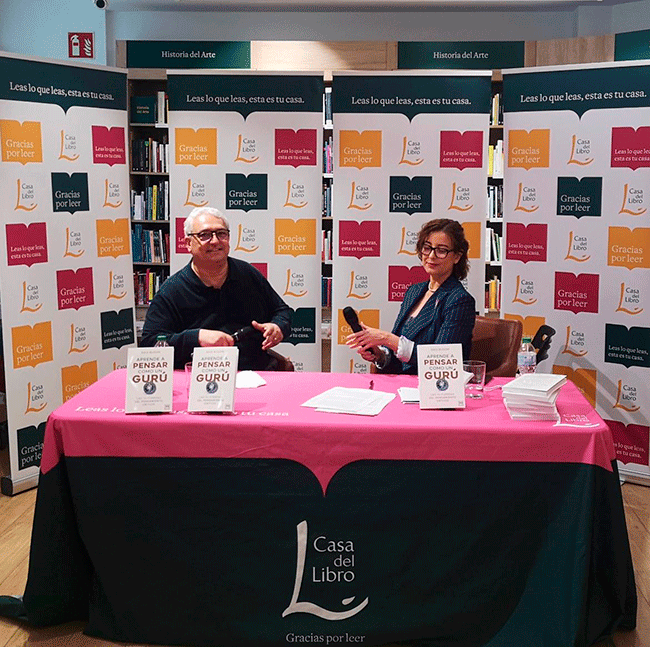 Rais Busom, Territory Manager de Ezugi y Consultor de empresas con nuestra editora Jacqueline Mecinas enla presentación de su libro en la Casa del Libro de Madrid