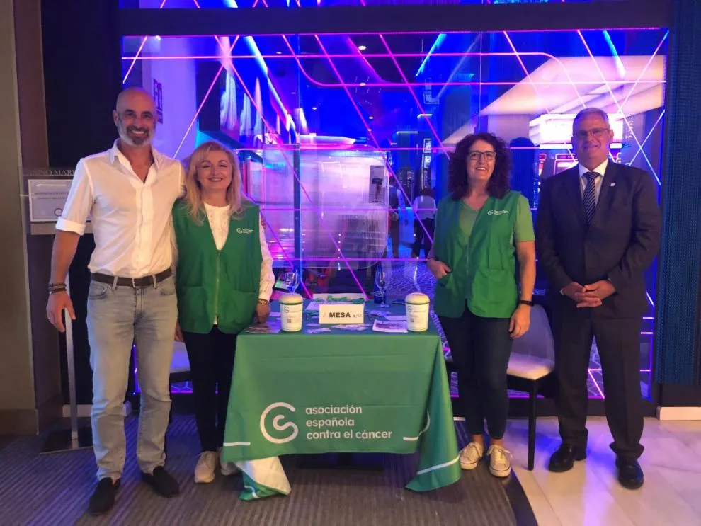 Voluntarios de la Asociación Española Contra el Cánceren la mesa petitoria, junto a Manolo Romero, director de Juego de Casino Marbella