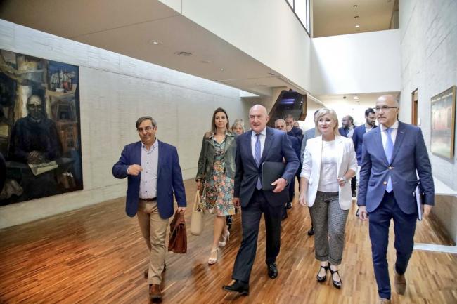 Jesús Julio Carnero, ayer, acompañado de sus directores entre los que destaca Irene Múñoz Vicente, actual responsable de juego. En el grupo también se encuentra Máximo López Vilaboa que ocupa el cargo de director general de Transparencia y Buen Gobierno