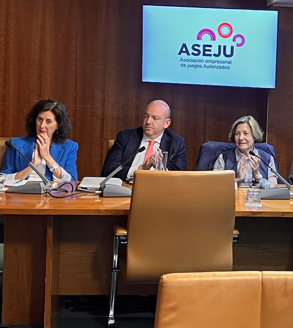  Cristina García y Vicente Fernández de ZITRO anuncian el nuevo bingo DRAGON WIN y reivindican medios de pago actuales en la Asamblea de ASEJU