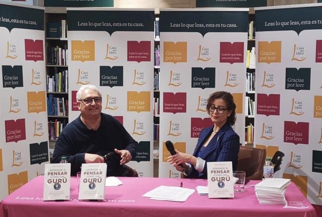 Rais Busom en la presentación de su última obra en la Casa del Libro de Madrid acompañado por la editora Jacqueline Mecinas
