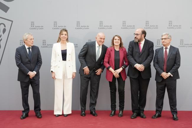 Los consejeros Jesús Julio Carnero (c) y Rocío Lucas (3d) presiden la toma de posesión de cuatro altos cargos de Presidencia el pasado 29 de abril