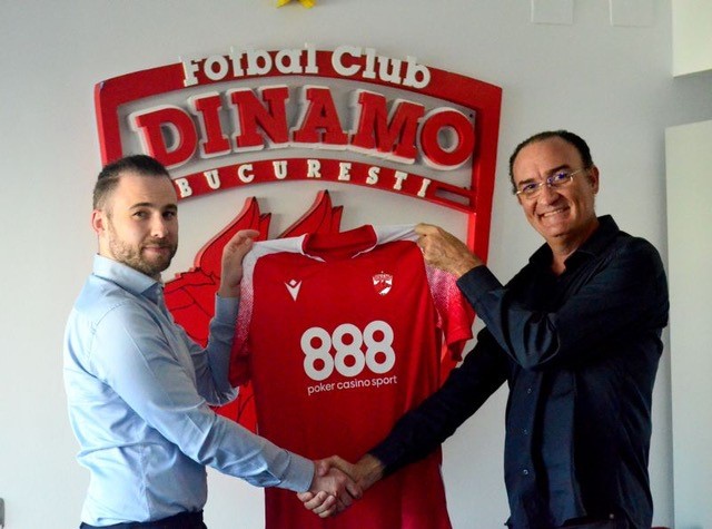 de izquierda a derecha, Vlad Iacob, administrador general del Dinamo de Bucarest, y Pedro Barreda, director internacional de Marketing y Patrocinios de 888.