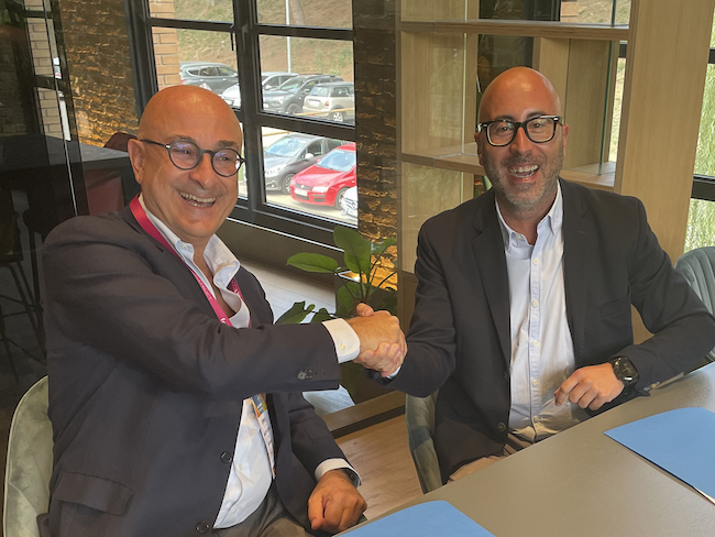 Marco Castaldo (on the left of the image) and Joan Sanahuja, during the signing of the agreement.