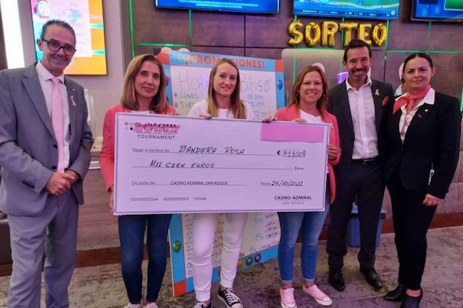 Casino Admiral San Roque dona 1.100 euros a la asociación Bandera Rosa