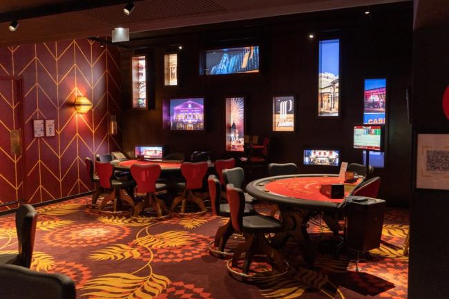 Blackjack y dados ahora son legales en los clubes de juego de París