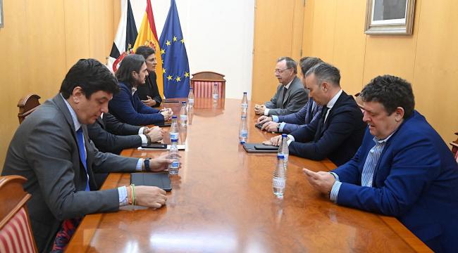 El presidente Juan Vivas y la consejera Kissy Chandiramani reciben a la Asociación Española de Data Centers