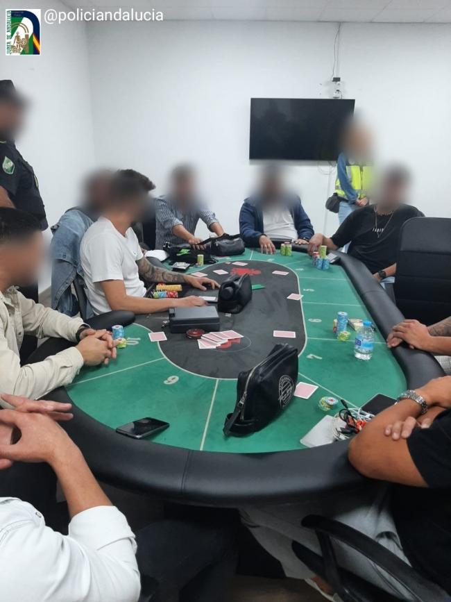 Desmantelada una timba ilegal con casi 24.000 euros en un local de Sevilla