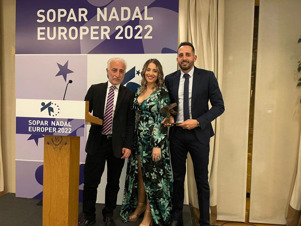 Albert Sola, presidente de Europer, junto a María González y Manuel González, sobrina e hijo de Manuel González.