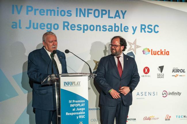 Joaquín Leguina departiendo con Juan Lacarra en la reunión del Jurado de la anterior edición celebrada en el Teatro Real de Madrid