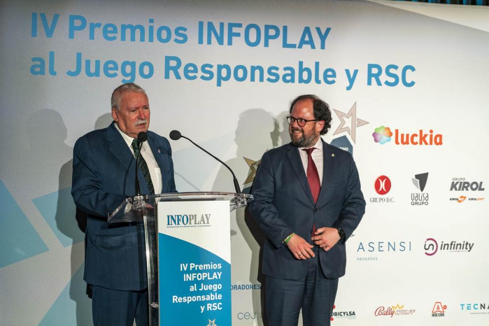 Joaquín Leguina departiendo con Juan Lacarra en la reunión del Jurado de la anterior edición celebrada en el Teatro Real de Madrid