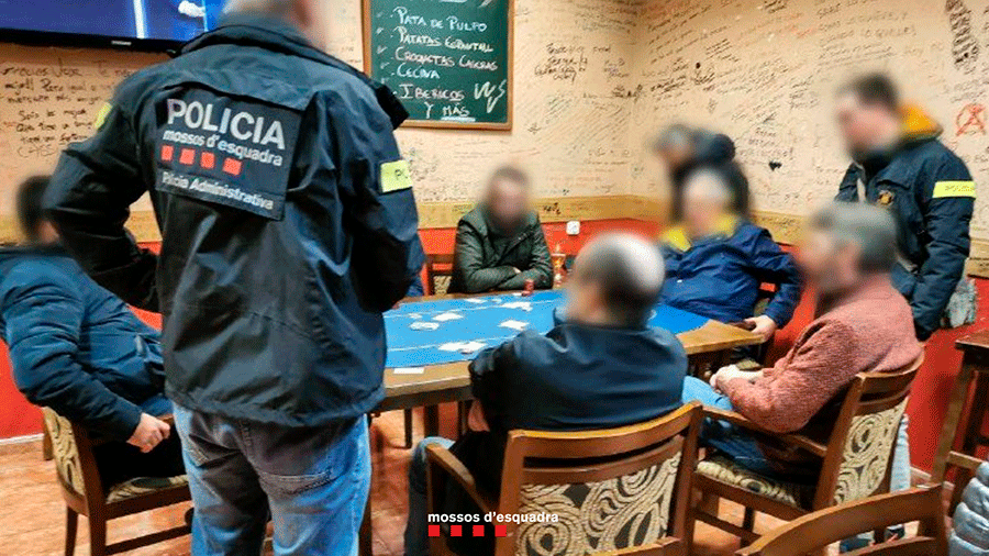 Los Mossos d'Esquadra desmantelan una partida ilegal de póquer en Cambrils e intervienen cerca de 29.000 euros en fichas