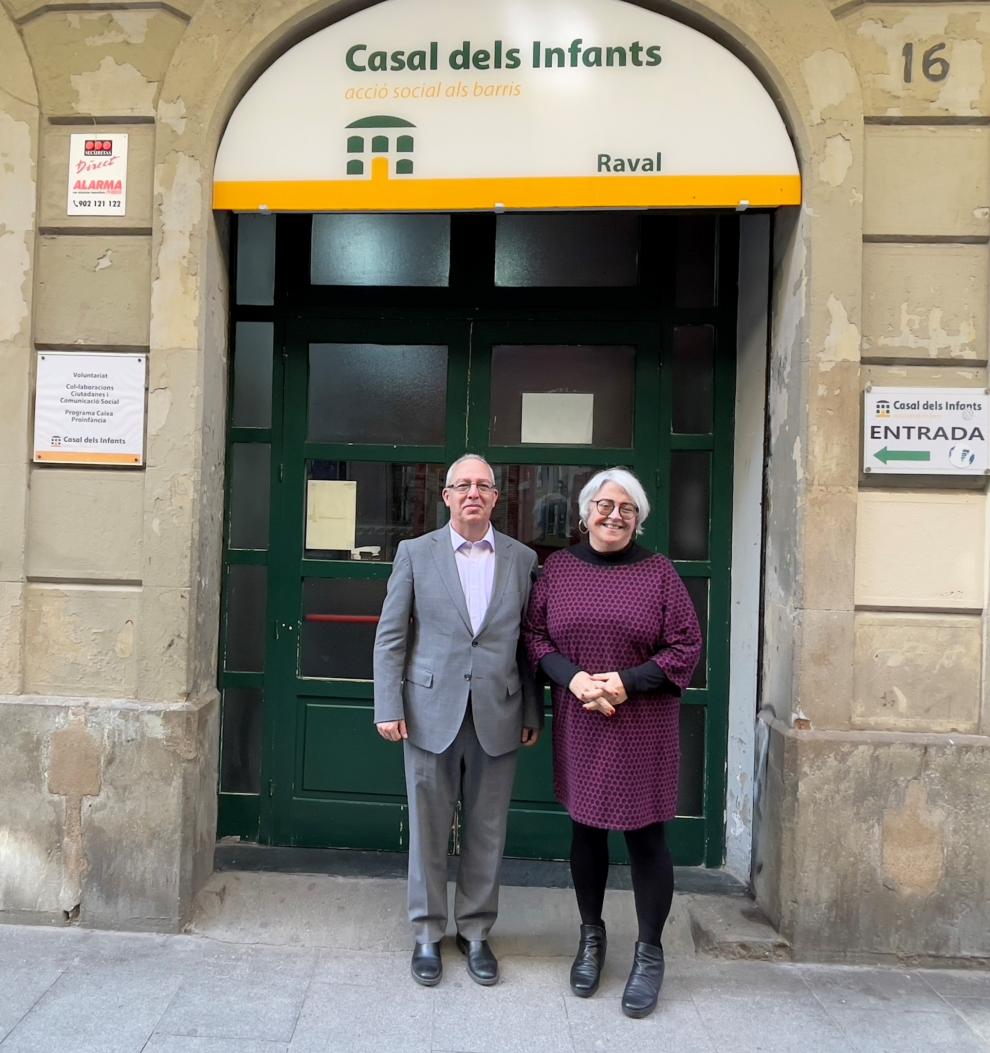 Xavier Ballena, director de Casino Barcelona, y Rosa Balaguer, directora general del Casal dels Infants delante de la sede en el Raval de Barcelona