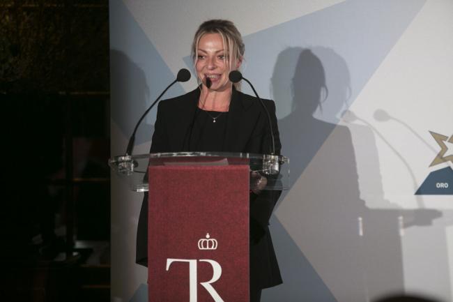 ALLA SEREBRIANSKAIA, socia de Asensi Abogados, entrega a KISSY CHANDIRAMANI el premio CONCORDIA