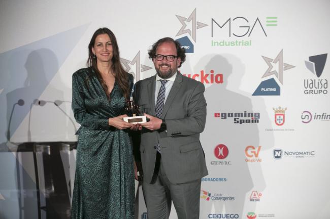 Luis Miguel Torres entrega el premio DIRECTIVA MÁS COMPROMETIDA con el JUEGO RESPONSABLE a YOLANDA BARQUEROS