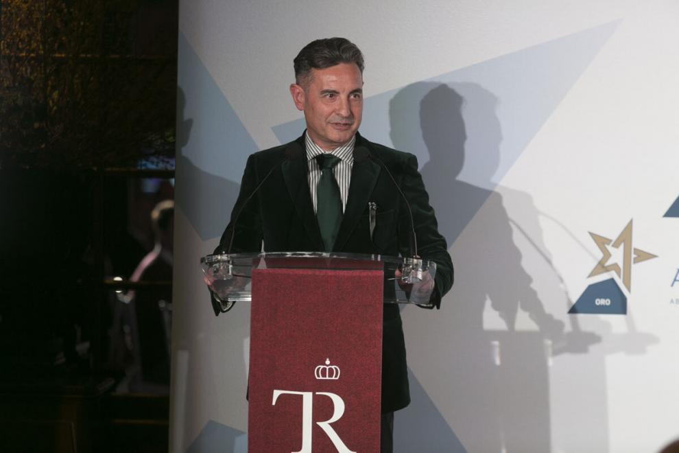 Manuel Fernández, presidente de FEMARA, entrega el premio MEJOR ACCIÓN EN MEDIO AMBIENTE E INDUSTRIALIZACIÓN SOSTENIBLE a Grupo Gauselmann