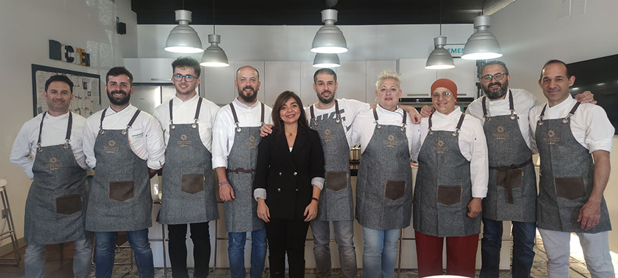 Patricia Saez López (Directora de RRHH), junto al equipo de Cocina de Casino Marbella.