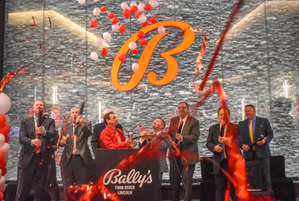 El gobernador, presidente de la Cámara y un senador de Rhode Island aplauden la expansión del Casino de Bally con más de 355 máquinas y salón de fumadores
VÍDEO