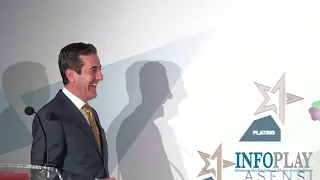 IMANOL FUENTES, jefe de la Unidad de Juego y Espectáculos de la Ertzaintza, entregó a LUCKIA el Premio a MEJOR ACCIÓN EMPRESARIAL en bienestar e igualdad entre GÉNEROS