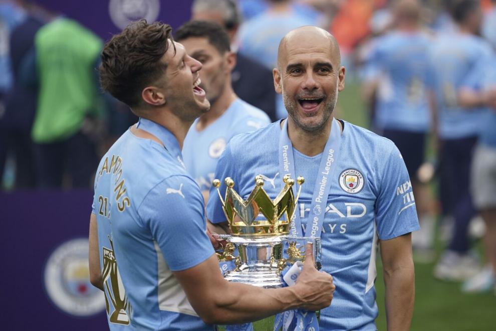 MÁXIMO POSTUREO de la PREMIER LEAGUE: NO a la publicidad del juego en el frontal de las camisetas pero SÍ, en espalda, mangas y pantalón