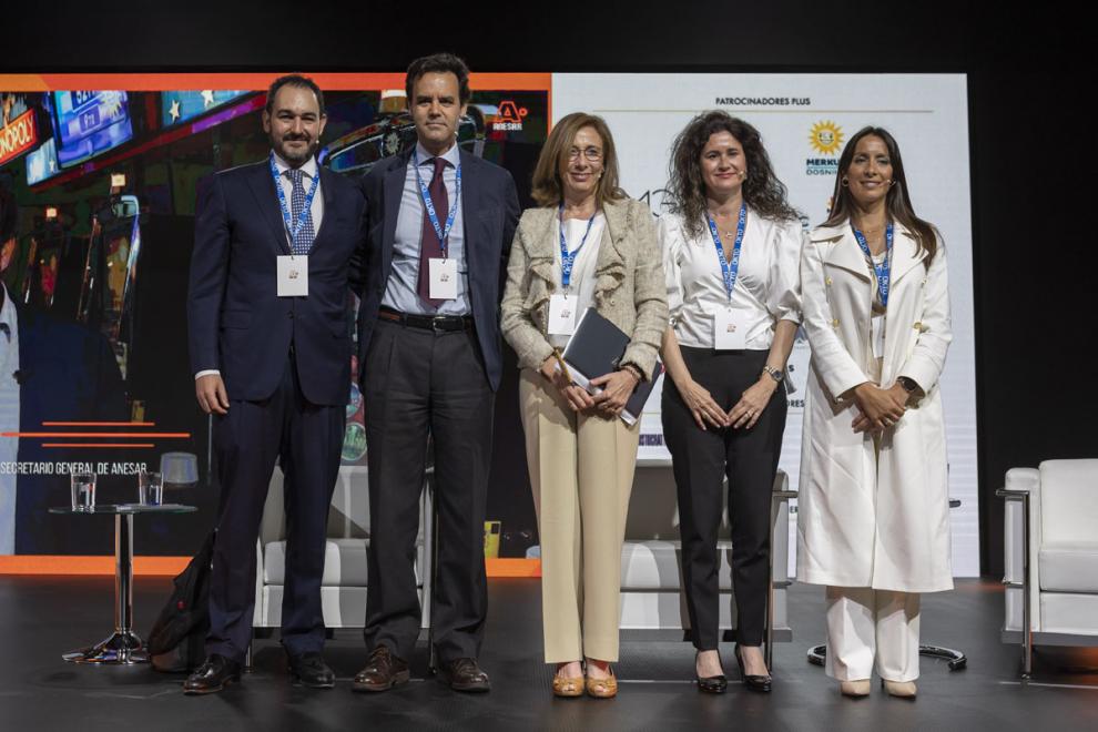  “Lo público y lo privado como competidores en el mundo empresarial”