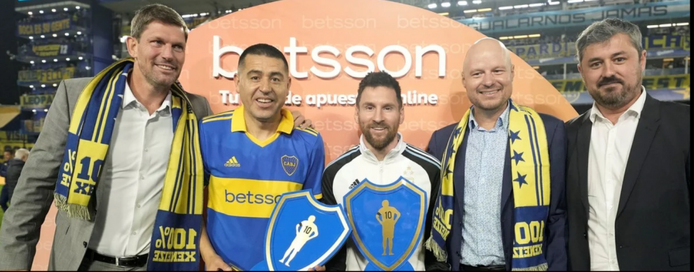 Juan Román Riquelme y Lionel Messi junto a Jesper Svensson tras el partido homenaje en la Bombonera.