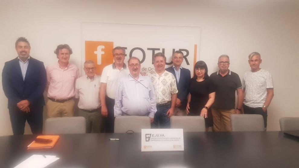 Julián Sánchez, presidente de Ejuva con los empresarios y sindicatos negociadores del convenio.