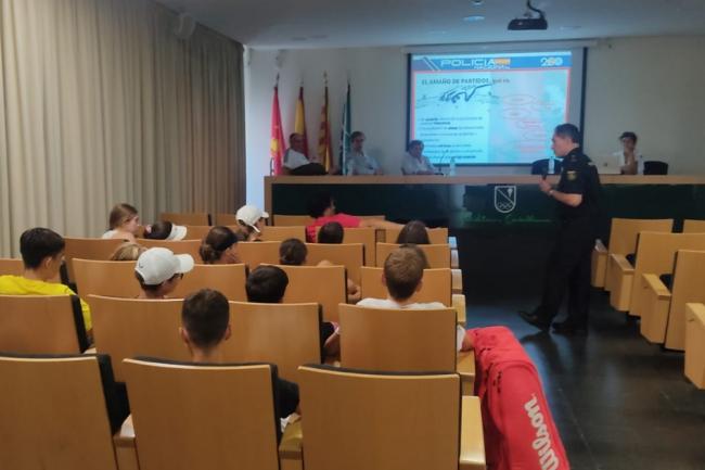 DAVID CALVETE despliega carisma en una charla para jóvenes sobre integridad deportiva