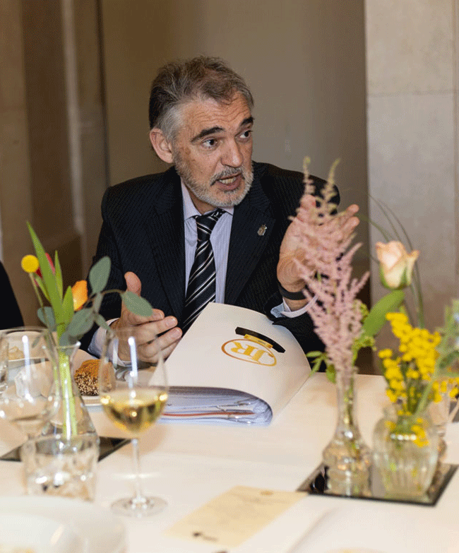 El comisario Agustín Gastaminza participando en la reunión del Jurado de los últimos Premios al Juego Responsable