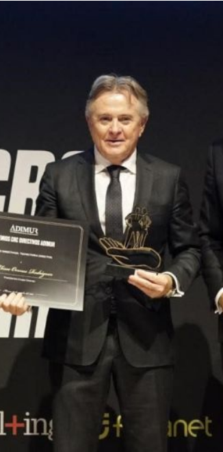 Eliseo Orenes recibe el Premio a la 'Trayectoria Directiva' de ADIMUR