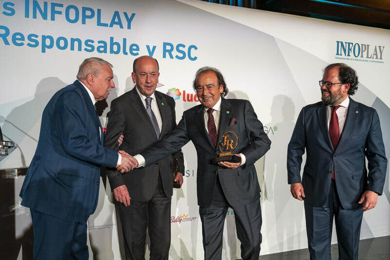 Ángel y José Antonio Díaz Carbajosa recogiendo el Premio Empresario más destacado en Juego Responsable de la mano de Joaquín Leguina y Luis Miguel Torres en la IV Edición de los Premios al Juego Responsable