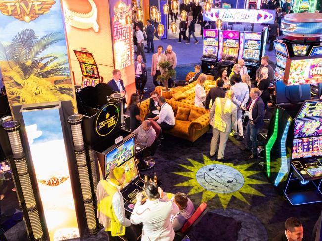 Merkur deslumbra en G2E Las Vegas con un stand permanentemente abarrotado GALERÍA DE FOTOS