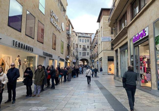 MÁS FUROR POR LA LOTERÍA DE NAVIDAD: Colas impresionantes, ahora en Salamanca