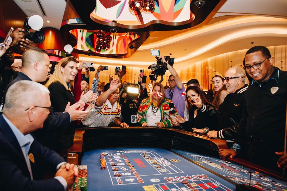 Entre los invitados: Jon Bon Jovi, Bruno Mars, Tiësto, Heather Graham, Gloria y Emilio Estefan, Diplo, Cedric Gervais, Mike Tyson, Dwyane Wade, Fat Joe, Rick Ross, Sarah Hyland, Willy Chirino, Max Weinberg, Bobbi Althoff, y la modelo de portada de SI Swim