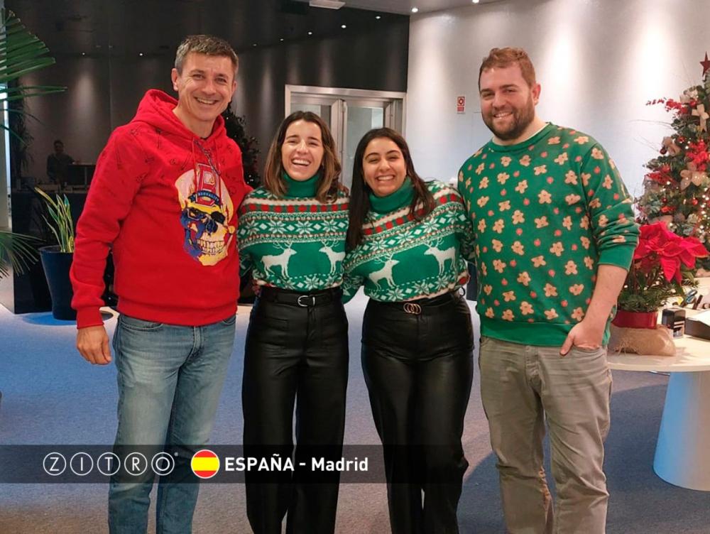 Zitro celebra el Día del 'Suéter Navideño Feo'
FOTOS