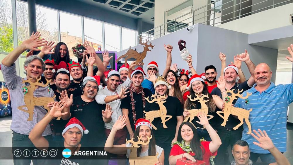 Zitro celebra el Día del 'Suéter Navideño Feo'
FOTOS