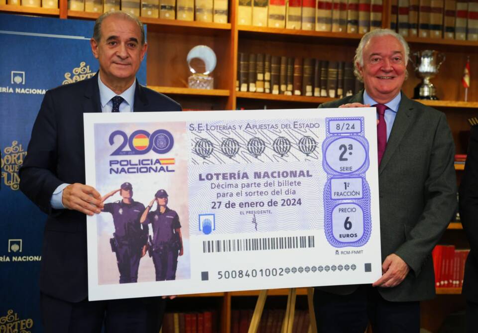 Lotería Nacional rinde homenaje al Bicentenario de la Policía Nacional con un décimo especial