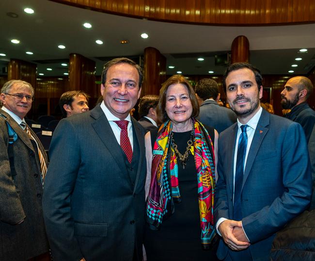 Alberto Garzón junto a Johnny Ortiz y Manuela Jiménez