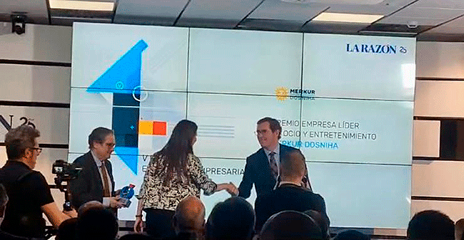 EN EXCLUSIVA
PRIMERAS FOTOS DEL PRESTIGIOSO PREMIO RECIBIDO POR MERKUR DOSNIHA EN LOS Premios Excelencia Empresarial DE LA RAZÓN