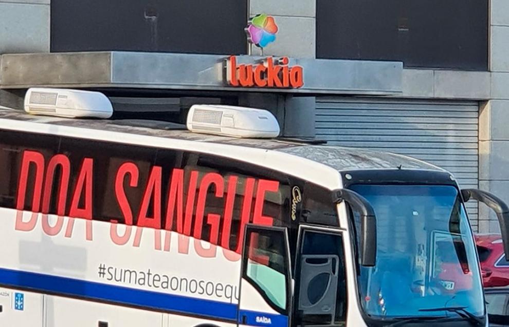 El Autobús de Donación de Sangre de la Axencia de Doazón de Órganos Sangue de Galicia Visita las Oficinas Centrales de Luckia en A Coruña